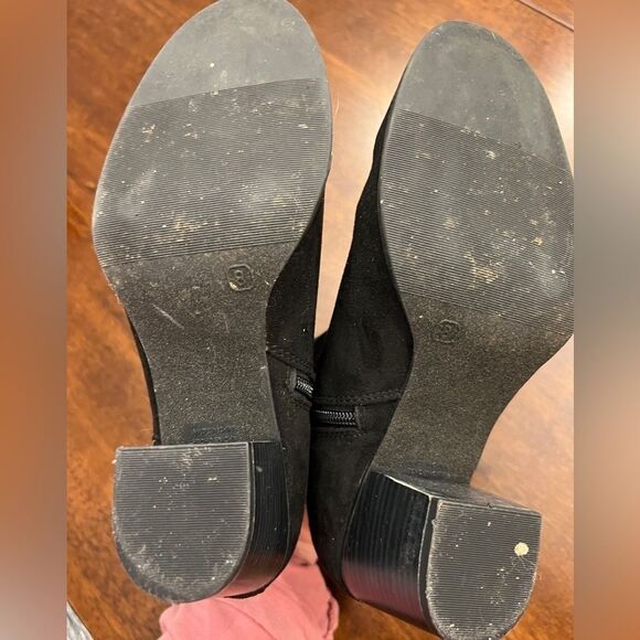 EUC Black Suede Heel Ankle Booties - Size 8 - Picture 2 of 7